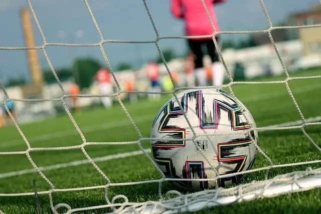 Voetbal in het doelnet op een sportpark