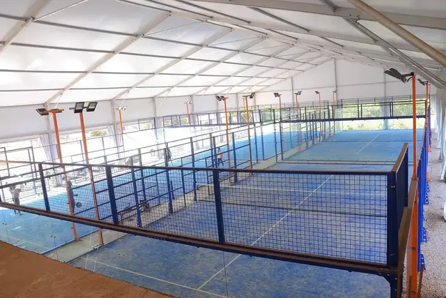 Overdekte padelhal met blauwe banen