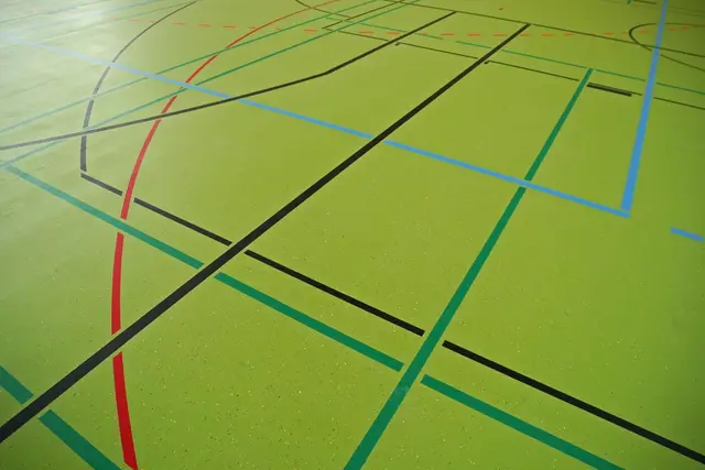 Vloer van een sporthal met belijning voor verschillende sporten