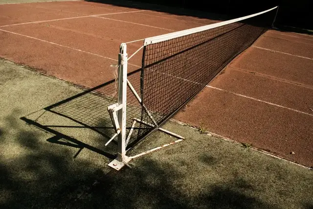 Tennisnet op een gravelbaan